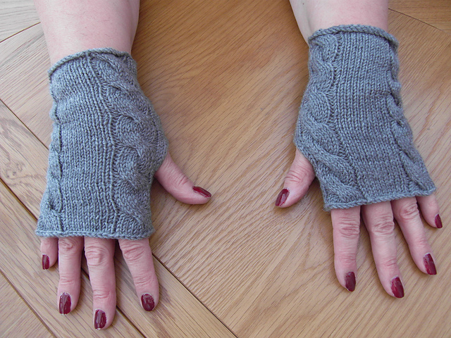 1828-B Wrist Warmers / Handstulpen