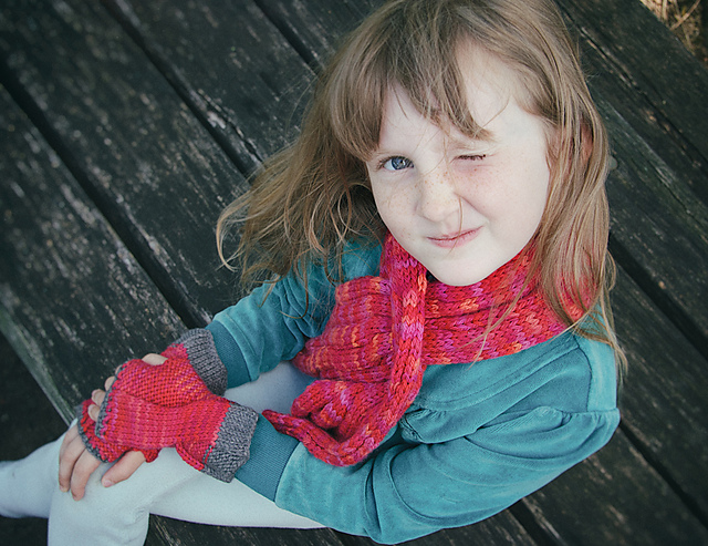Wiggly Handwarmers & Scarf
