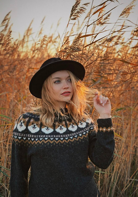 corgi ウールニット　ハンドメイド　ネイビー CORGI EXCLUSIVE RAGLAN LOOP PULLOVER