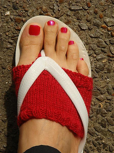 Ravelry: flip flop socks pattern by rostitchery