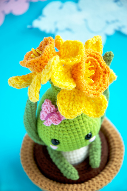 Ravelry: Daffodil in Flower Pot pattern by Roxy Crochet