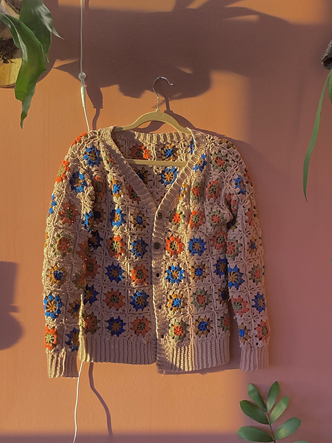 Ravelry: Fine Granny Square Cardigan pattern by Romi (Showme, Romi!)