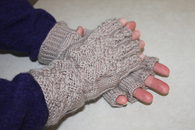 Cable-front Gloves