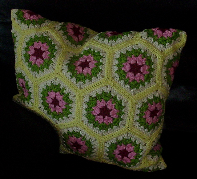 Fröhliches Kuschelkissen