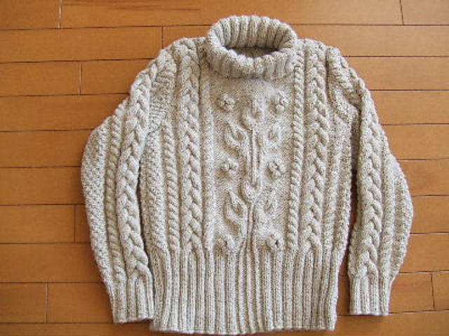 02 Pullover mit floralem Muster