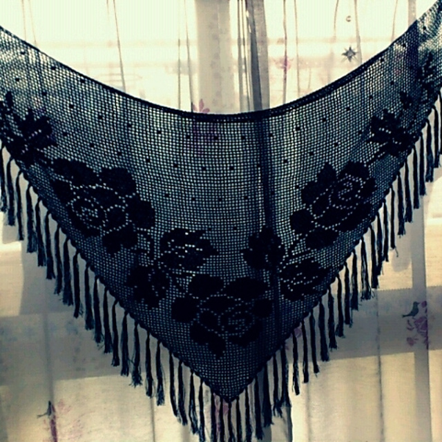 U. Rose-patterned shawl バラ模様のショール