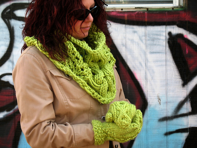 Hugs and Kisses Cowl