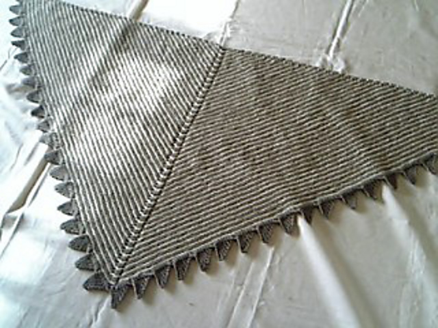 Ravelry: P30 Triangular shawl（三角ショール） pattern by