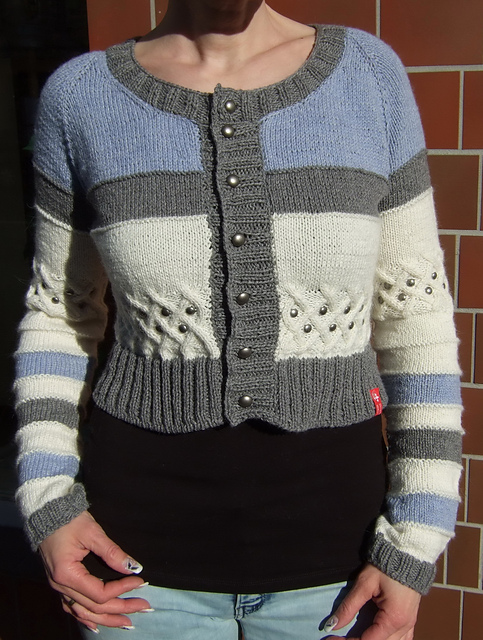 # 37 Bolero mit Farb- und Musterstreifen