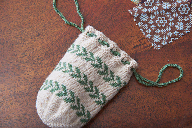 Netted Reticule Ravelry: Leafy Reticule pattern by Sarah Gomez