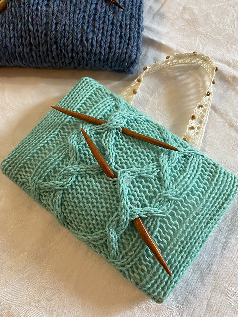 Vicky - Cable Needle Holder