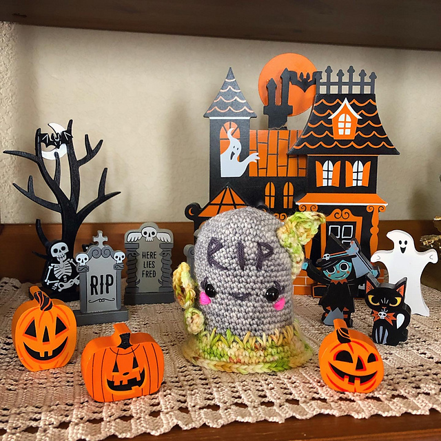 Gritty Gravestone Amigurumi