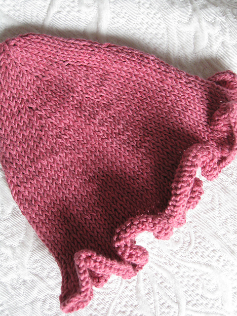 Chic! une fille... - Le bonnet à volants