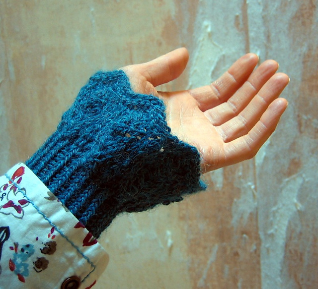 Ravelry: RONA Wrist Cuffs pattern by Alexandra Brinck