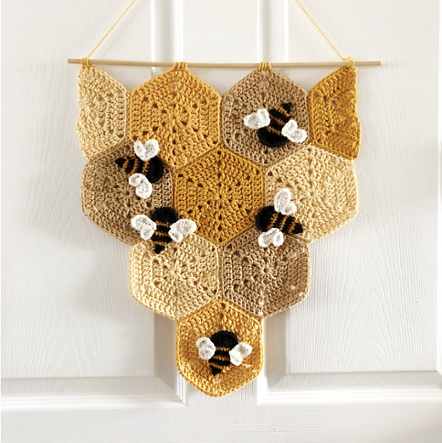 BEEHIVE（蜂の巣）　カイフランク Ravelry: Beehive banner pattern by Steph Lewis