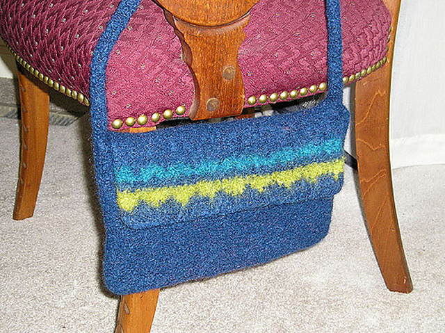 Soft-and-Thick Shoulder Bag