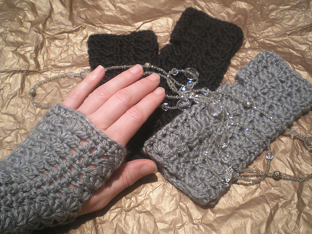 Shell Lace Fitted Fingerless Gloves