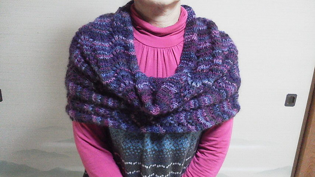 Wide Cowl（透かし模様の幅広スヌード）