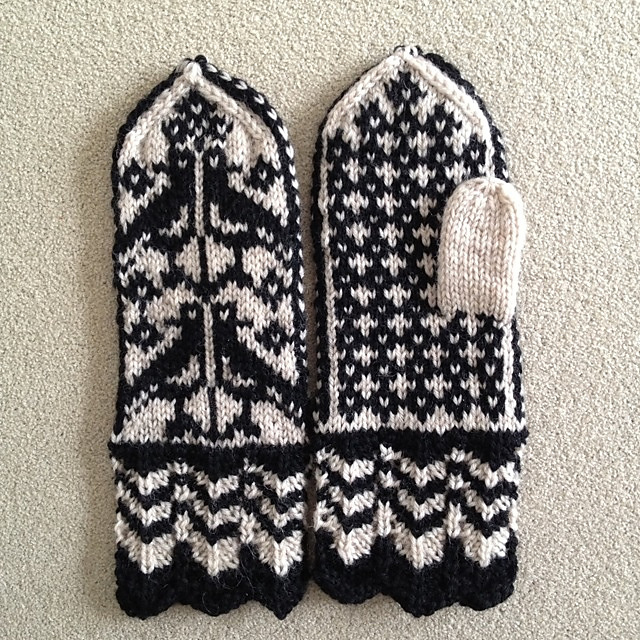 Ravelry: P.10 Mitten of a little birds (小鳥のミトン) pattern by Tomo ...