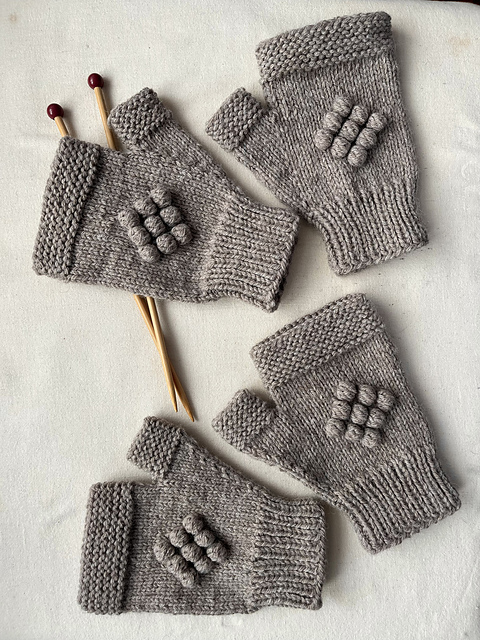Thumbs 2 ways bobble fingerless mitts