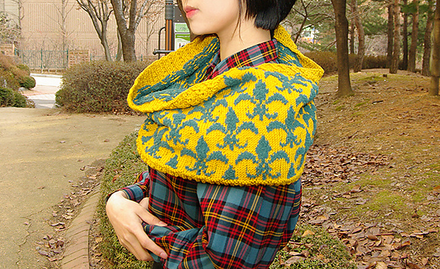 Fleur de lis Cowl