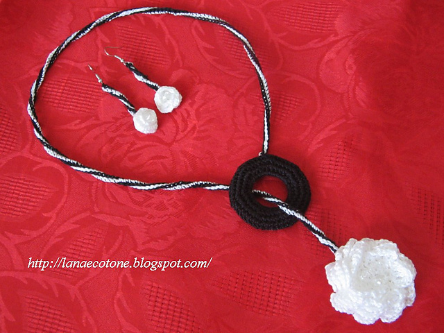 Collana e orecchini bianco-neri