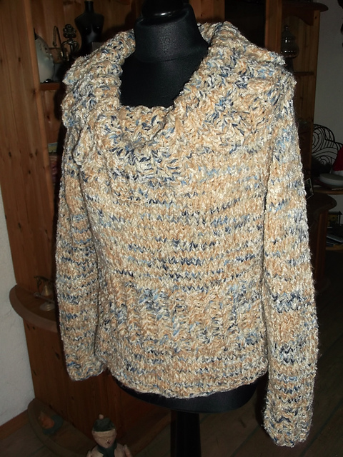 # 05 Kurzpulli mit Carmenausschnitt