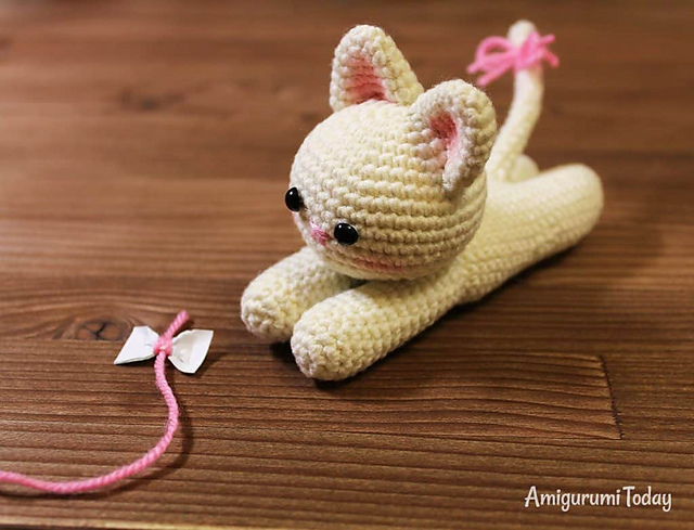 Lying Kitten