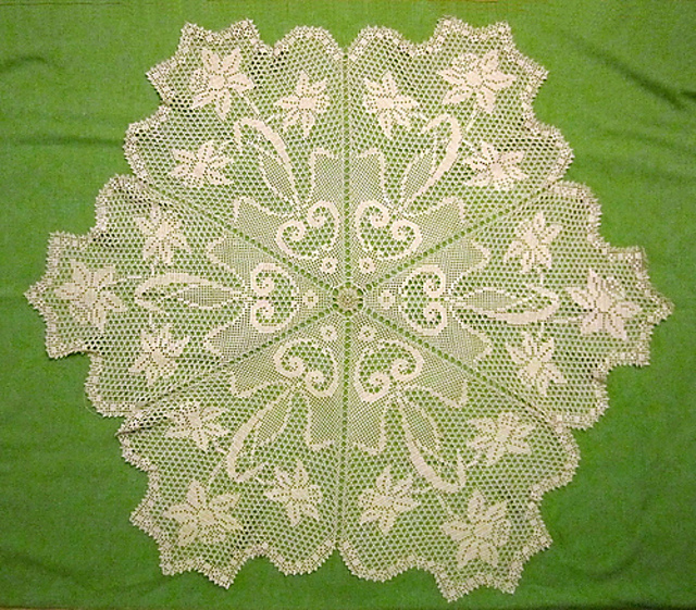 Daffodil Filet Crochet Teacloth C-790