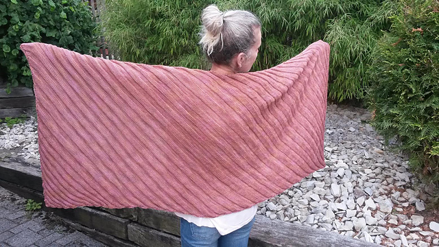 Ravelry: edgy stretchy pattern by Judith Braun