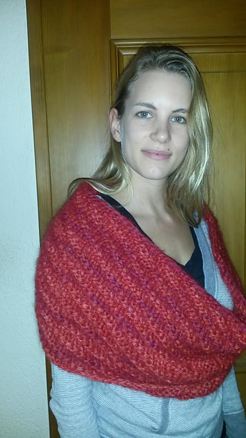 Edgy stretchy cowl