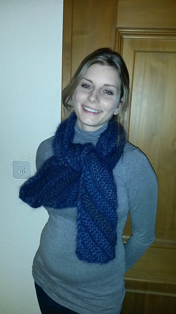 Edgy stretchy scarf