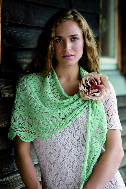 02201 Fichu im Lace-Muster / Fine Wool Shawl