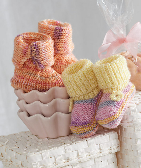 R0128 Baby Booties with Crocheted Flower