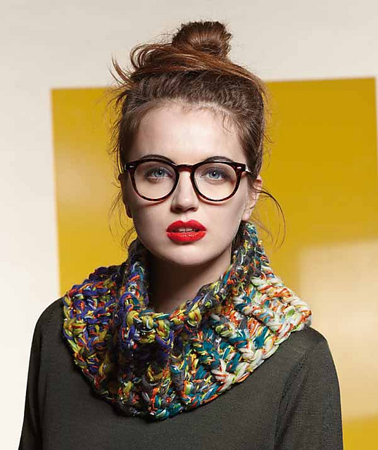 2135 Crocheted Cowl