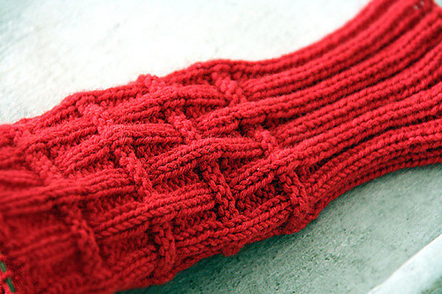 Rote Socken mit Flechtmuster