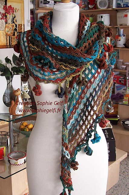 Sophia shawl with hyperbolic Flowers