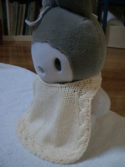 Cable-edged bib