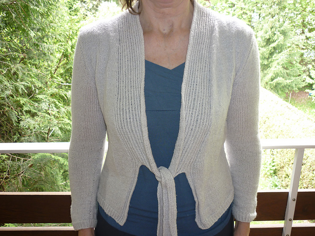 # 30 Jacke mit Bindebändern