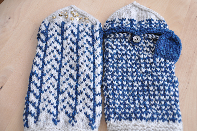 P.33 Stars and Winter Trees Mittens 星空と木立のミトン