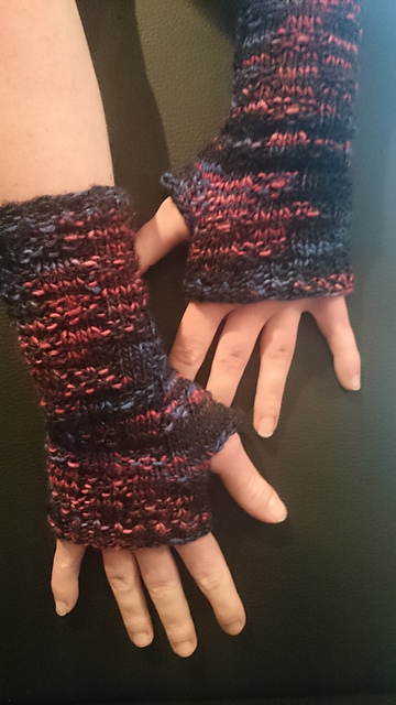 Flowery Weave Mittens