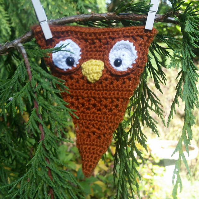 V-stitch Owl Pennant