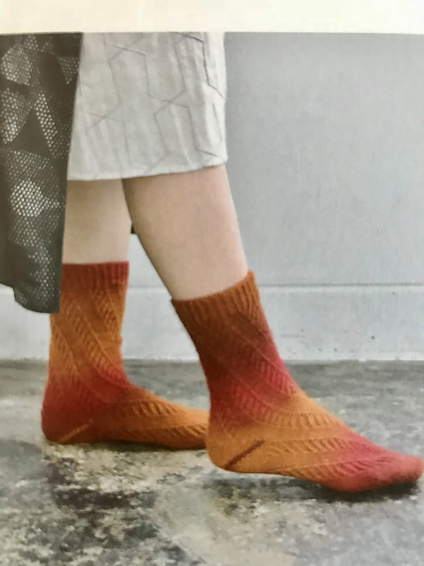 斜めねじりゴム編のくつ下
