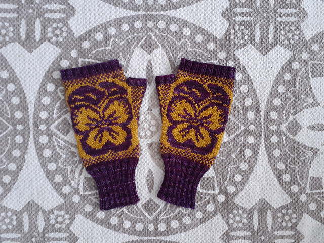 Sweet Pansy Mitts