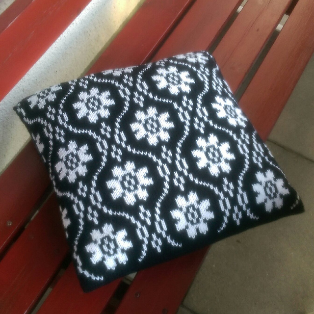 Die rote Gartenbank - Smørblomst Cushion