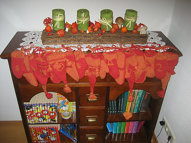 Adventskalender mit Socken, Mützen, etc.