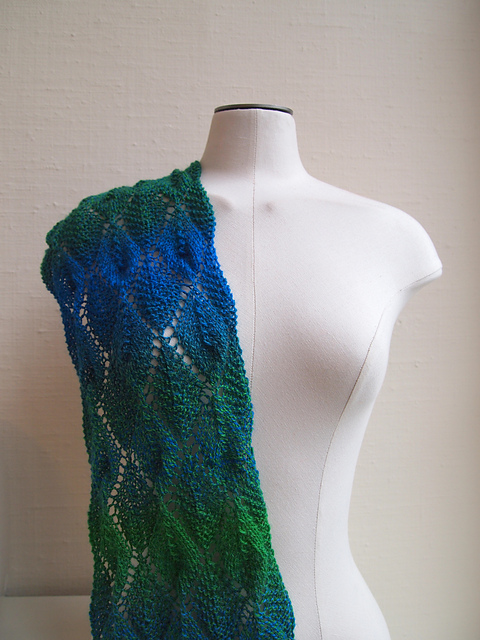 Ravelry: Leaves in a line pattern by Susan Ashcroft
