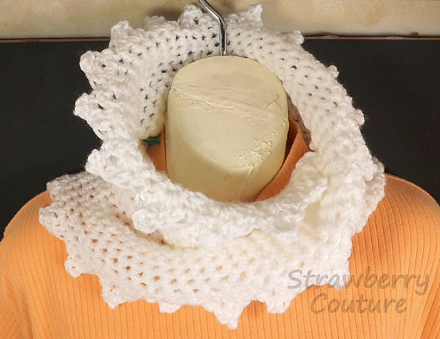 Ravelry: LAUREN Infinity Cowl Scarf SCV pattern by strawberrycouture