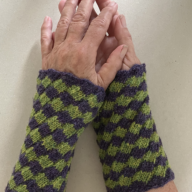 Viol wrist warmer
