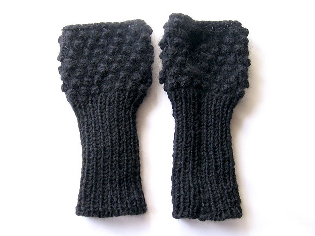 09(A,B) Bobbles wrist warmers (ぽこぽこの玉編み模様)
